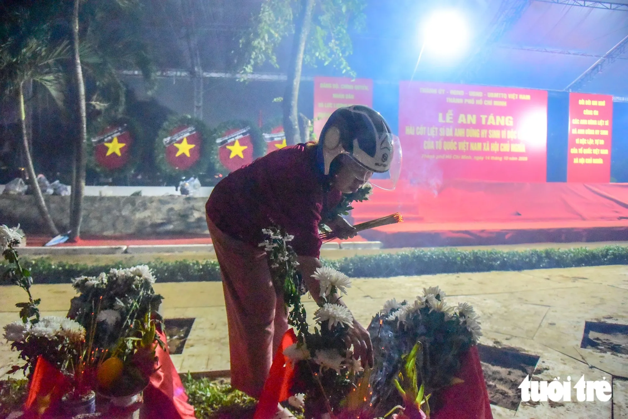 Từ hôm nay, anh linh các liệt sĩ được tìm thấy ở công viên Lê Thị Riêng sẽ được thờ phụng, nhang khói tại Nghĩa trang Liệt sĩ TP.HCM - Ảnh: TRÍ ĐỨC