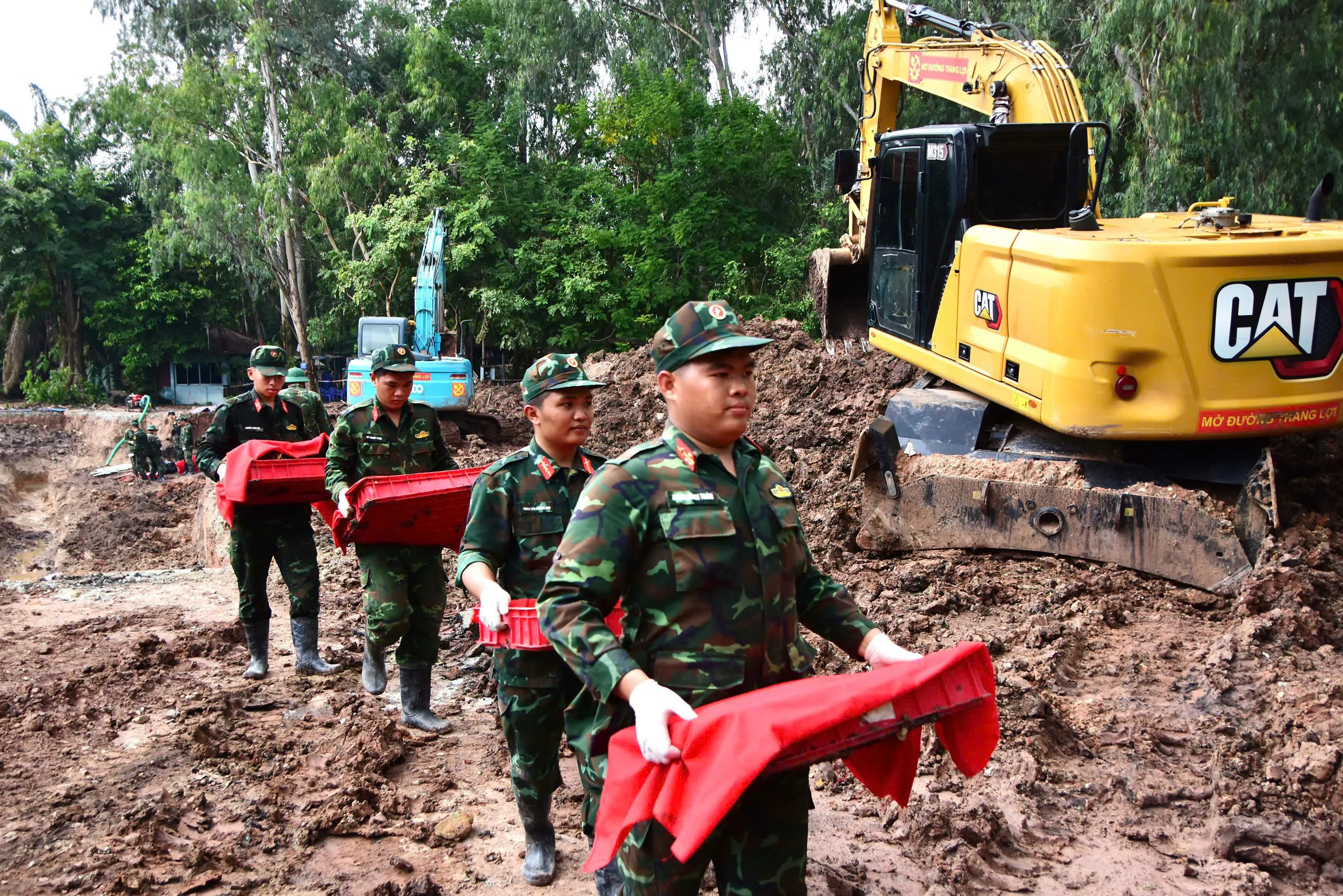 Ngày 22-10, các lực lượng tiếp tục tìm thấy 10 hài cốt liệt sĩ ở công viên Lê Thị Riêng - Ảnh: Bộ Tư lệnh TP.HCM