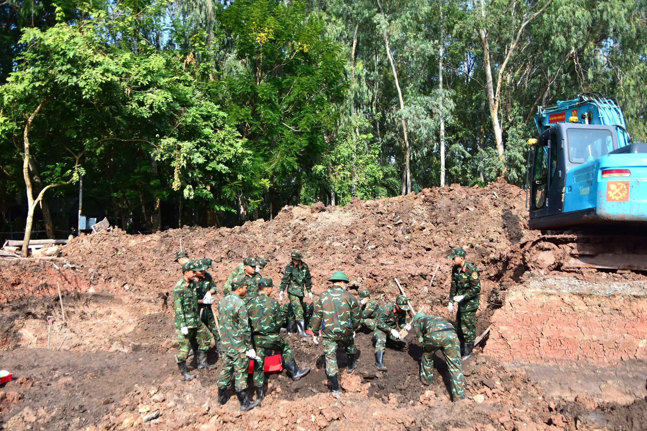 Sau lễ truy điệu, an táng 731 hài cốt liệt sĩ vào ngày 14-10, các lực lượng vẫn đang tập trung nỗ lực thực hiện nhiệm vụ - Ảnh: Bộ Tư lệnh TP.HCM