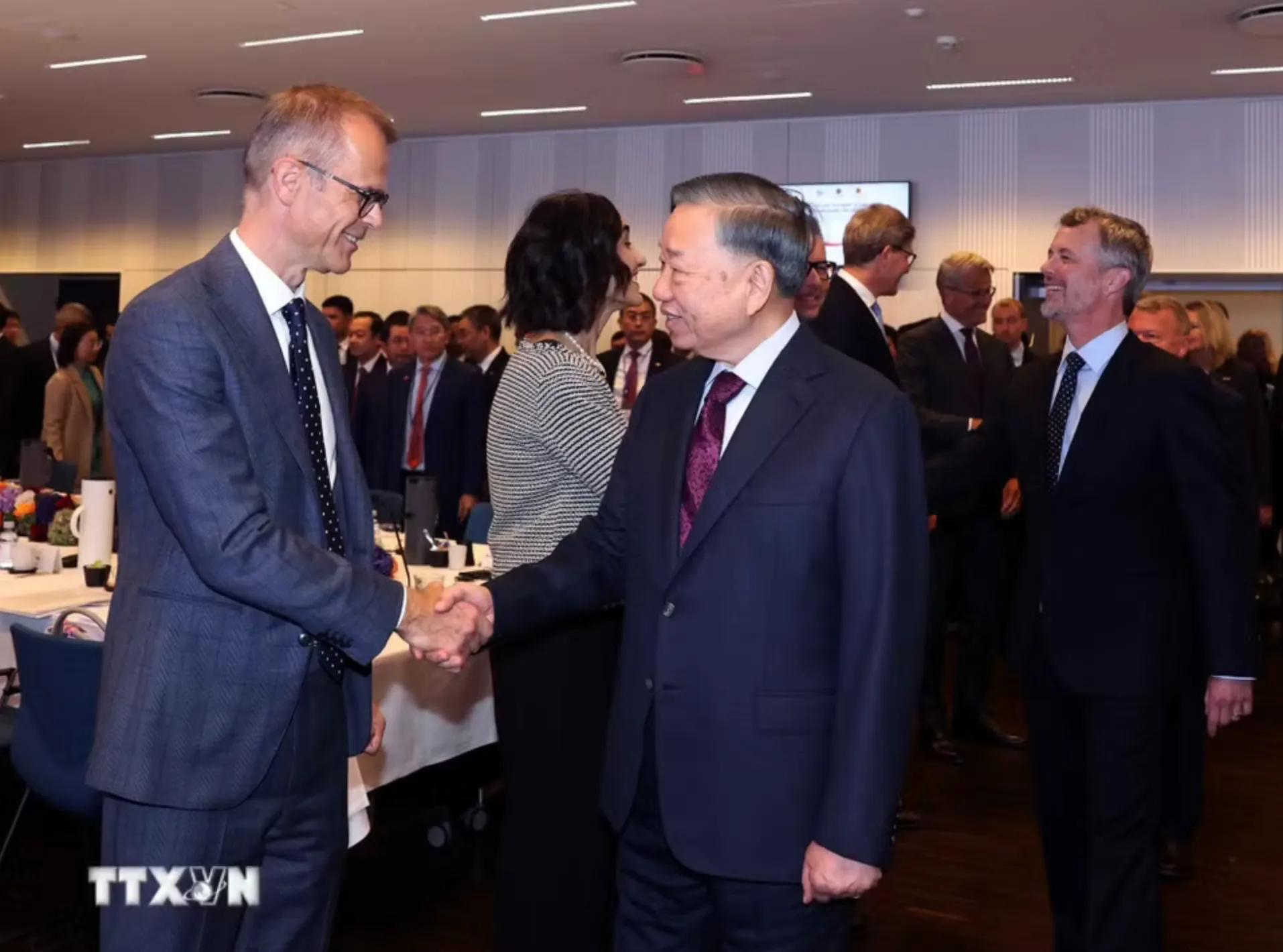 Tổng Bí thư, Chủ tịch nước Tô Lâm và Nhà vua Đan Mạch Frederik X cùng gặp lãnh đạo một số doanh nghiệp tiêu biểu của Đan Mạch - Ảnh: TTXVN