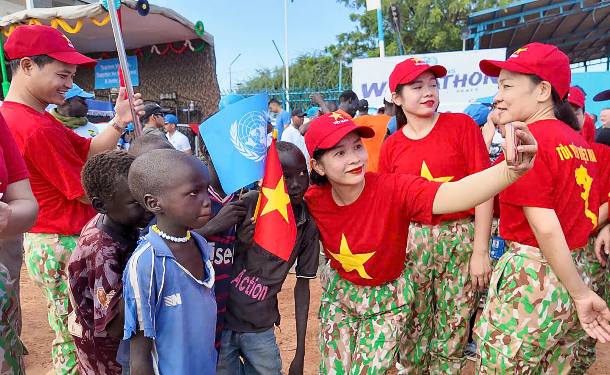 Chụp ảnh cùng các em nhỏ tại Abyei - Ảnh: LÊ THẮNG