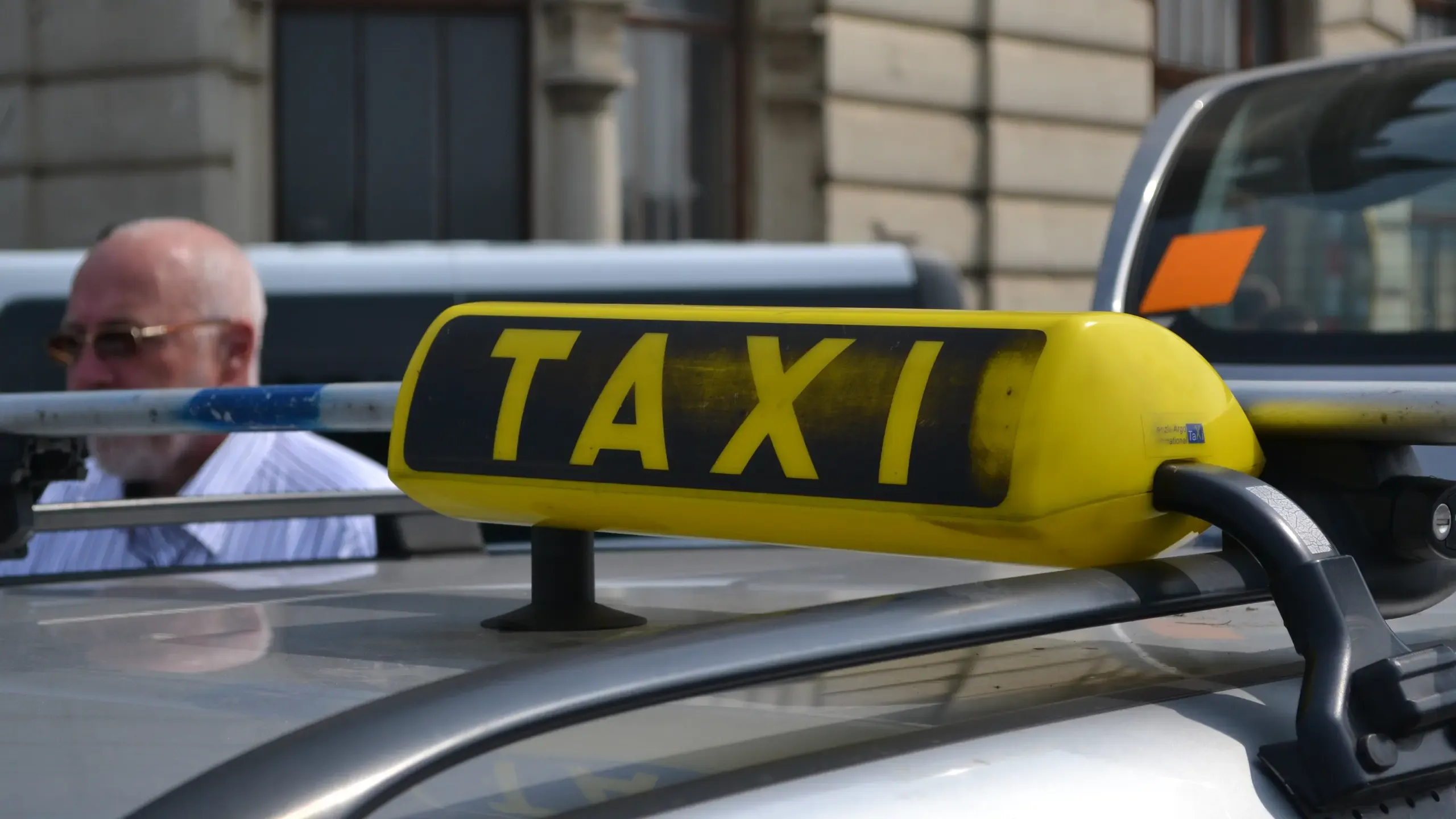 Taxi Praha có đồng hồ tính cước lại được áp dụng giá quản lý.
