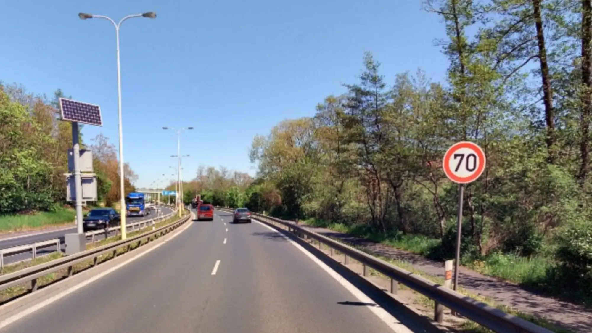 Tuyến xuyên qua Karlovy Vary có bốn làn xe, nhưng không có làn dừng khẩn cấp và khi sửa chữa hoặc xảy ra tai nạn, đôi khi bị tắc nghẽn trong nhiều giờ.