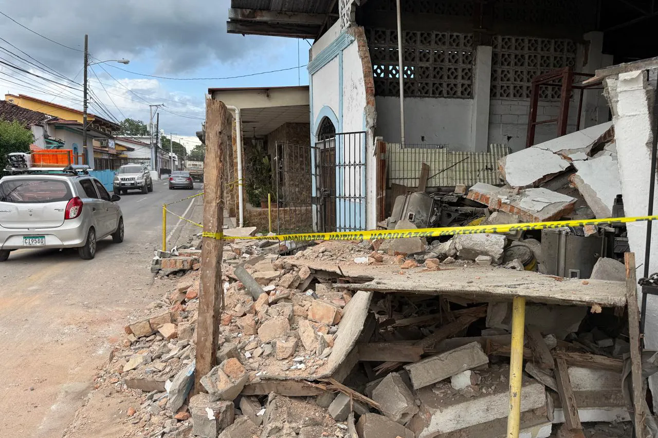 Một ngôi nhà bị hư hại sau động đất ở Penonome, Panama, ngày 9/10.