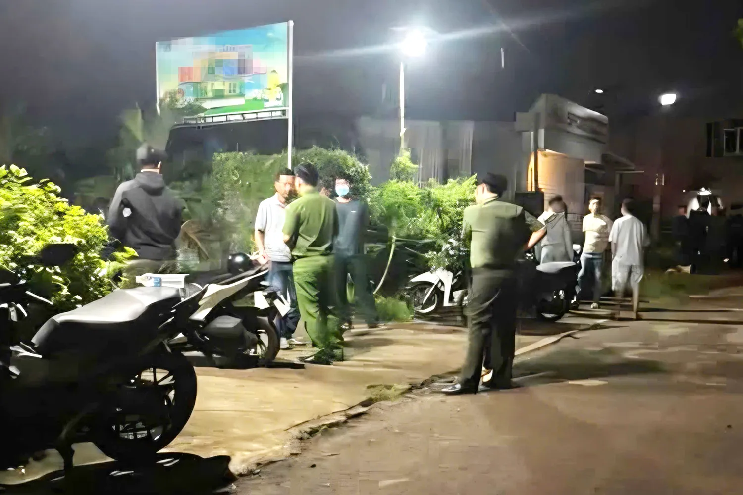 Lực lượng chức năng Đồng Nai có mặt tại hiện trường nghi án chồng chém chết vợ ở xã Hưng Thịnh - Ảnh: N.Đ.N.
