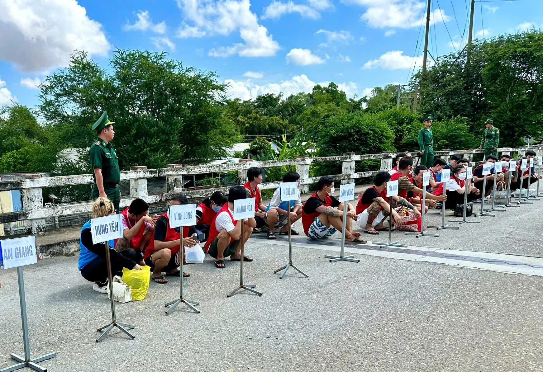 32 công dân Việt Nam do phía Campuchia trao trả - Ảnh: HOÀ BÌNH