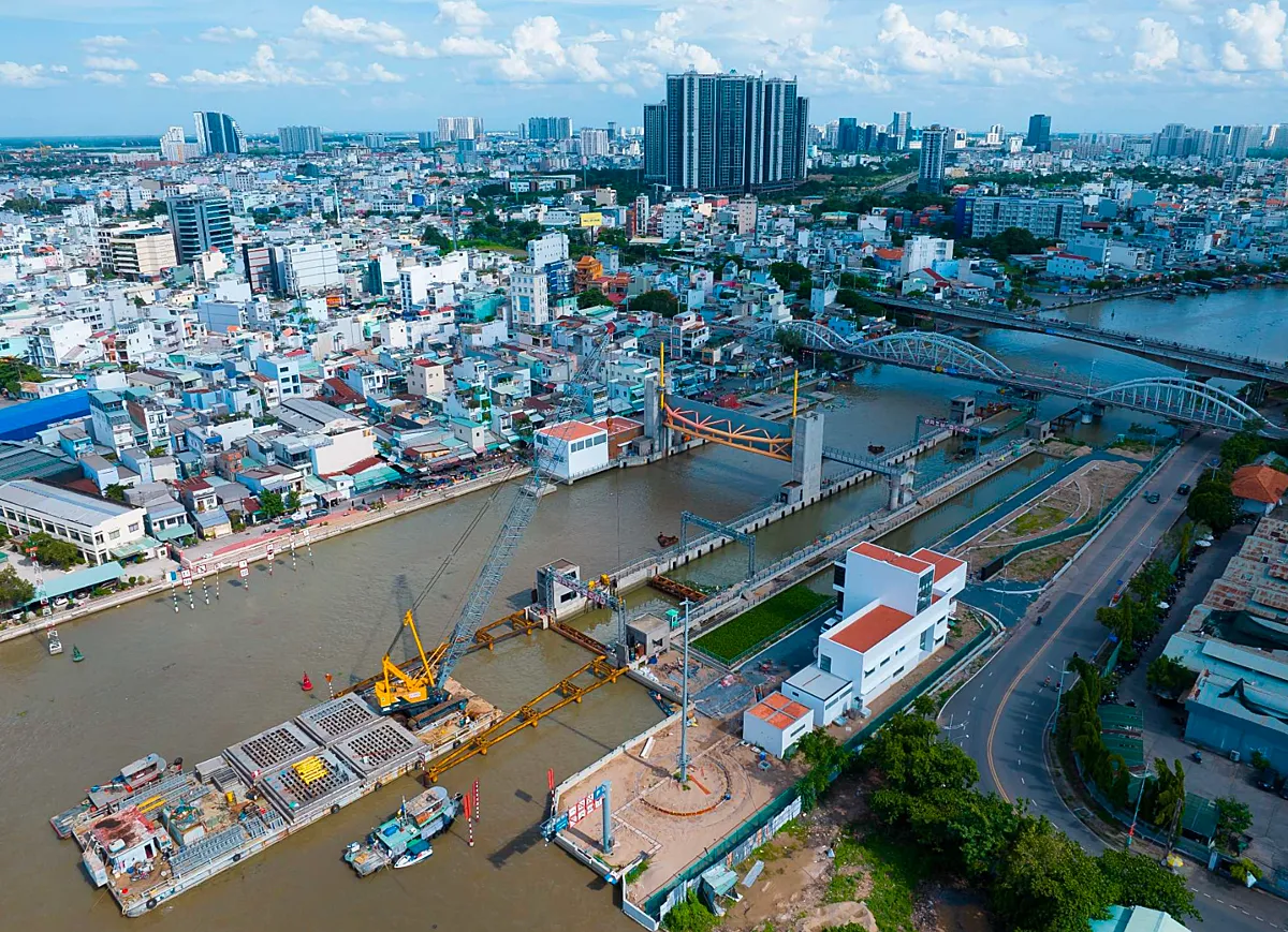 Cống ngăn triều Tân Thuận nhìn từ trên cao, tháng 9/2026.