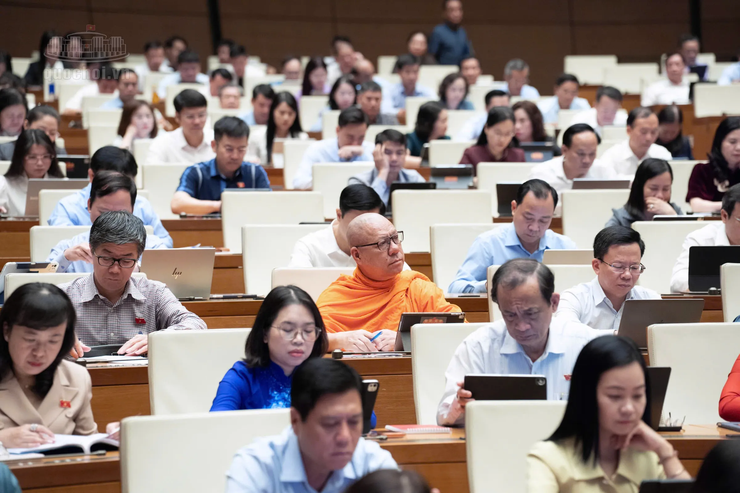 Các đại biểu Quốc hội nghe tờ trình và thẩm tra dự án Luật Nuôi con nuôi sửa đổi.