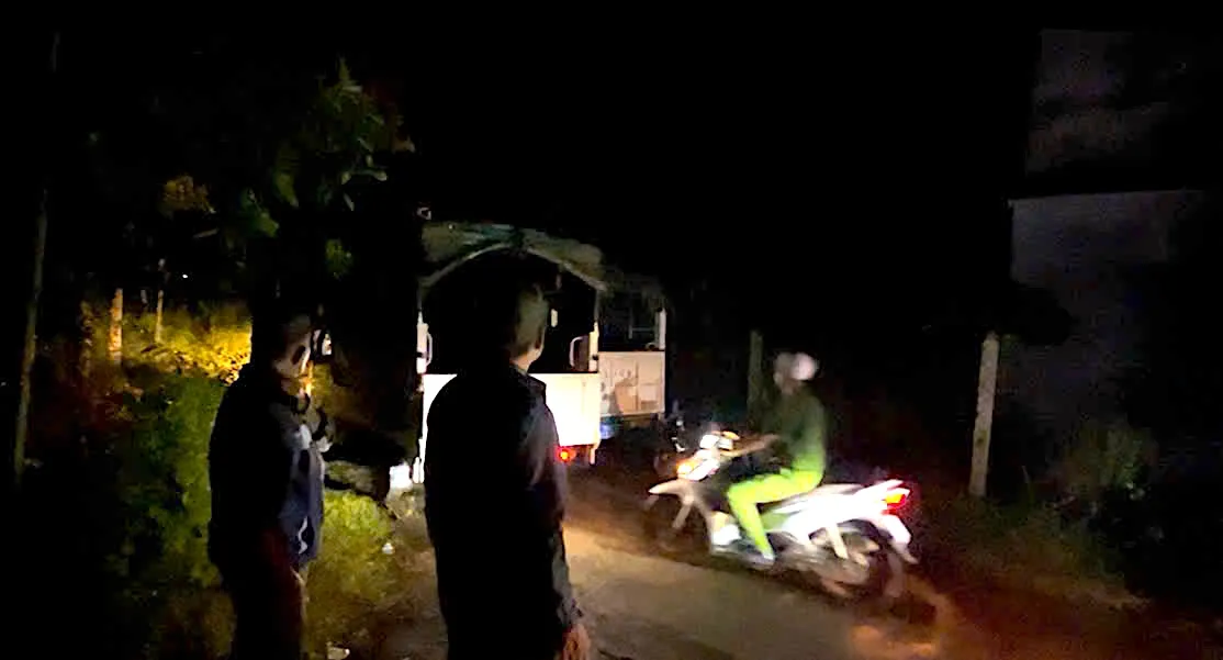 Lực lượng chức năng tiếp tục được điều động đến chân núi Hòn Dữ (thôn Khánh Xuân, xã Diên Lâm) trong đêm - Ảnh: NGUYỄN HOÀNG