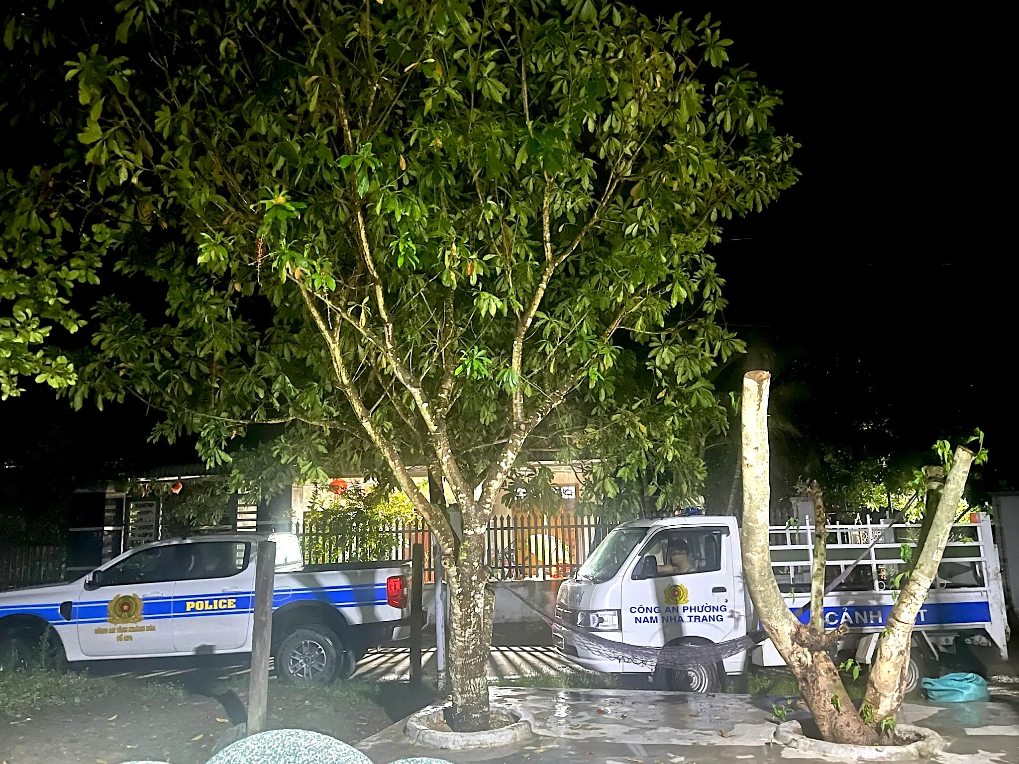 Các xe chuyên dụng đều chốt chặn tại các khu vực dưới chân núi Hòn Dữ - Ảnh: NGUYỄN HOÀNG