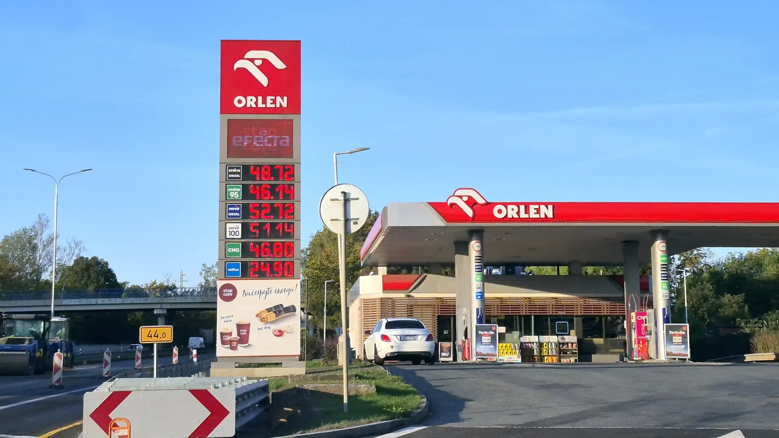Trạm xăng Benzina trên đường cao tốc gần Mladá Boleslav.