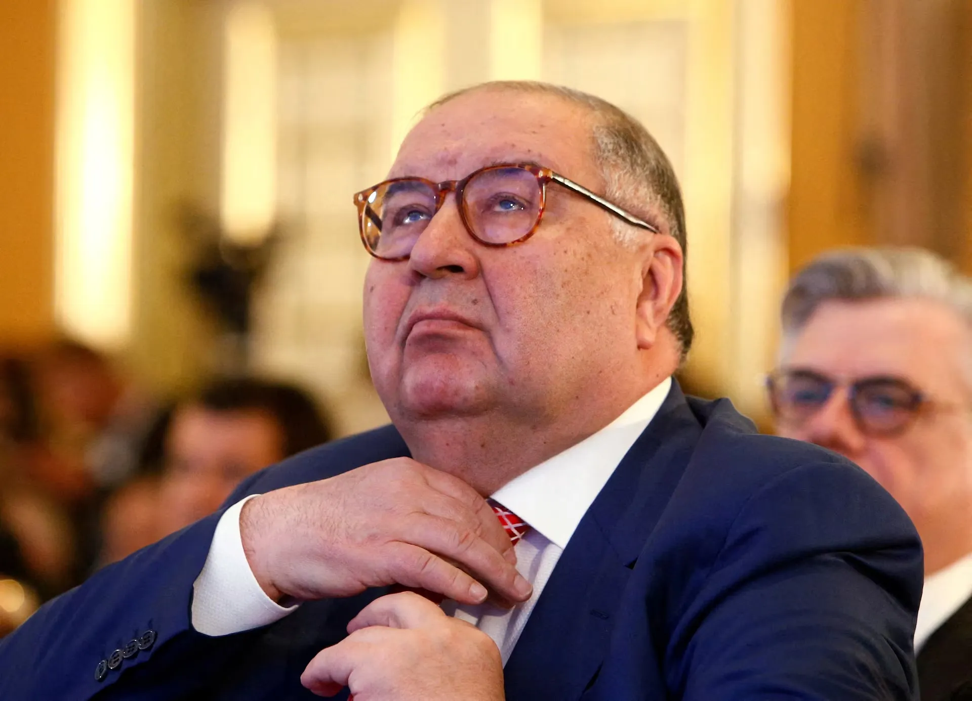Doanh nhân Alisher Usmanov tham dự một phiên thảo luận trong Tuần lễ doanh nghiệp Nga, tháng 3-2017 - Ảnh: REUTERS