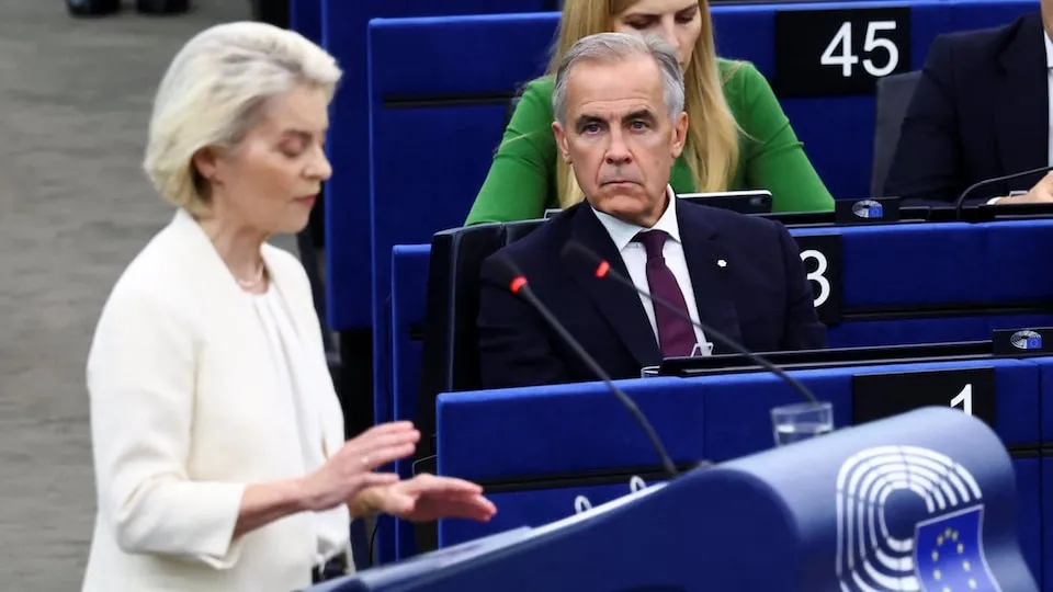 Chủ tịch Uỷ ban châu Âu Ursula von der Leyen (trái) và Thủ tướng Canada Mark Carney - Ảnh: REUTERS