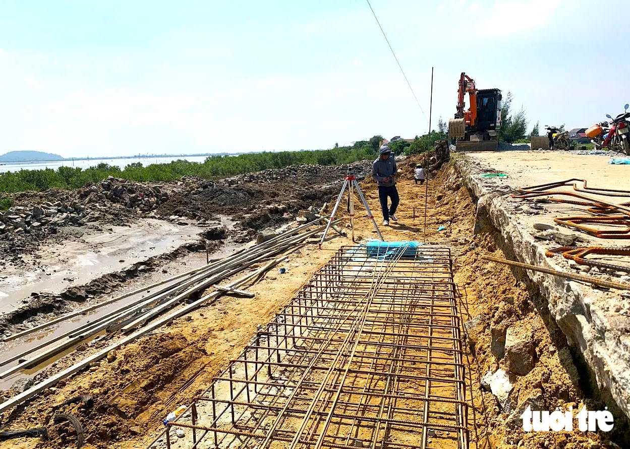 Các nhà thầu tập trung nhân lục, máy móc thi công dự án khôi phục, sửa chữa đê Tả Nghèn đoạn qua phường Trần Phú và xã Mai Phụ - Ảnh: LÊ MINH