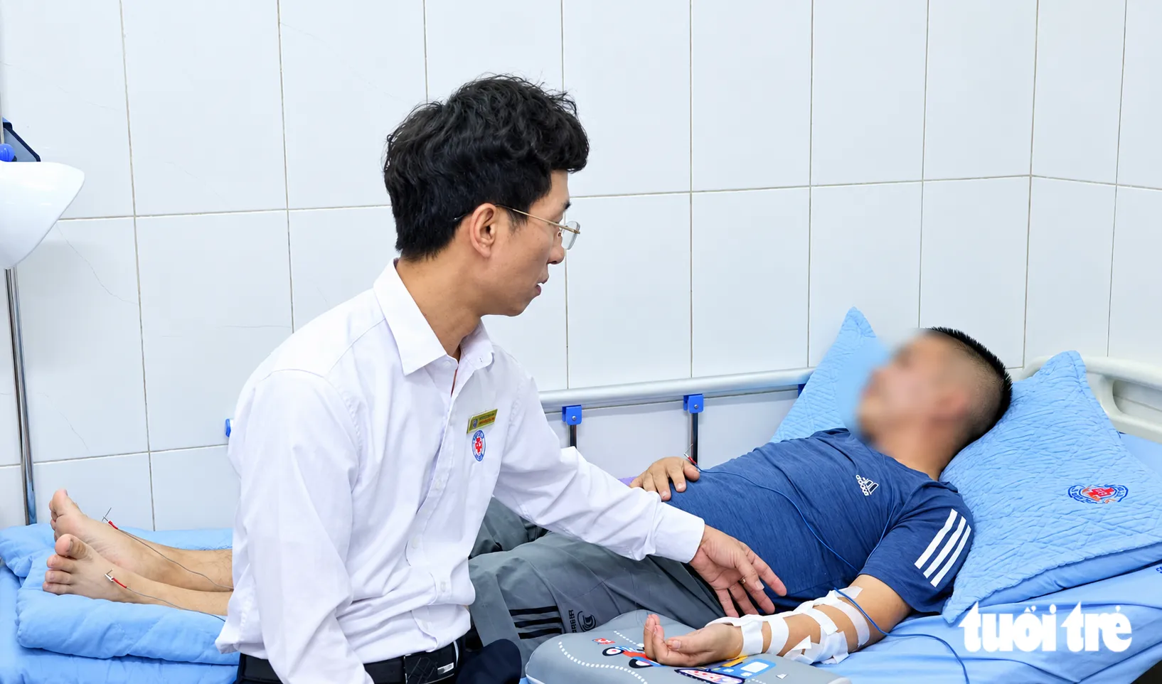 Ông Q. đang được điều trị, chăm sóc tại Bệnh viện Đa khoa 115 Nghệ An - Ảnh: TÂM PHẠM
