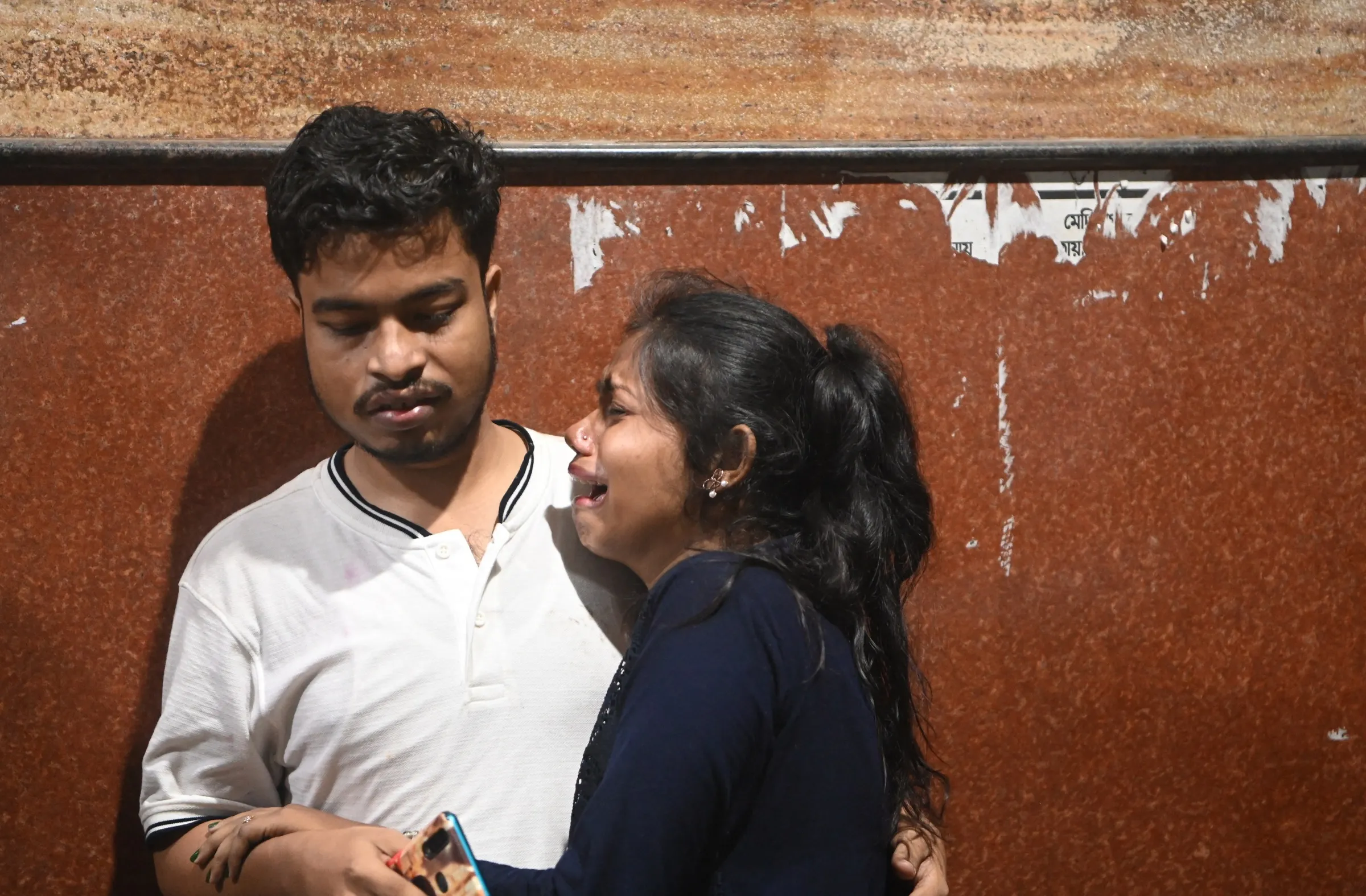 Người thân của các nạn nhân bên ngoài khu cấp cứu của bệnh viện ở Kolkata hôm 17/10.