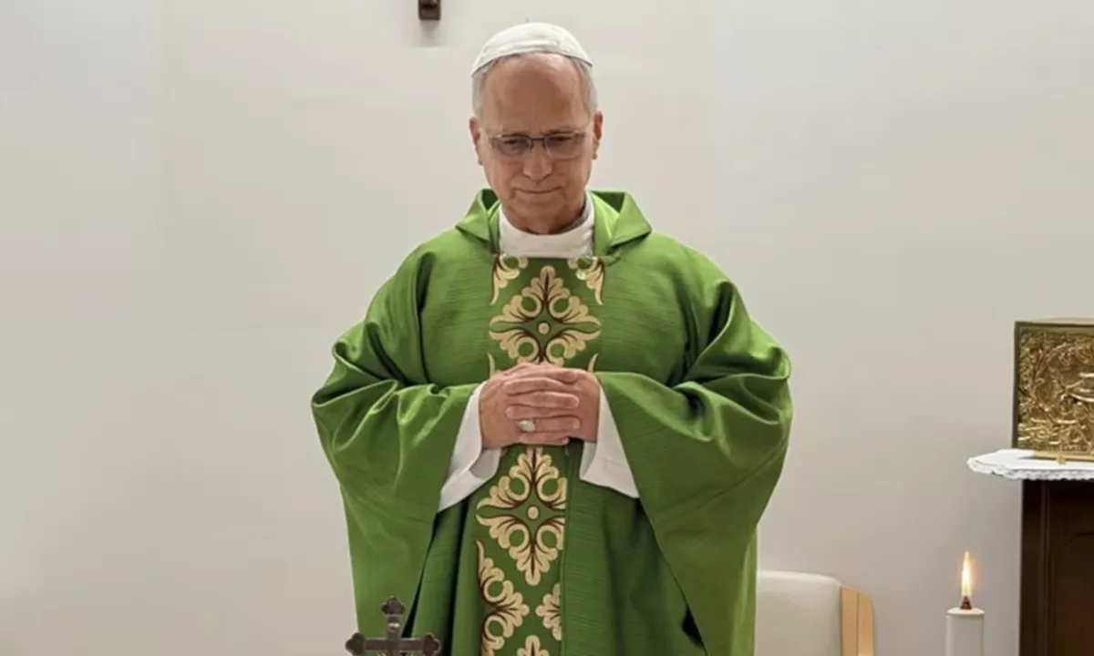 Giáo hoàng Leo XIV cử hành thánh lễ tại bệnh viện ở Rome ngày 16/10, trong bức ảnh đầu tiên do Vatican công bố kể từ khi ông phẫu thuật ung thư phổi.