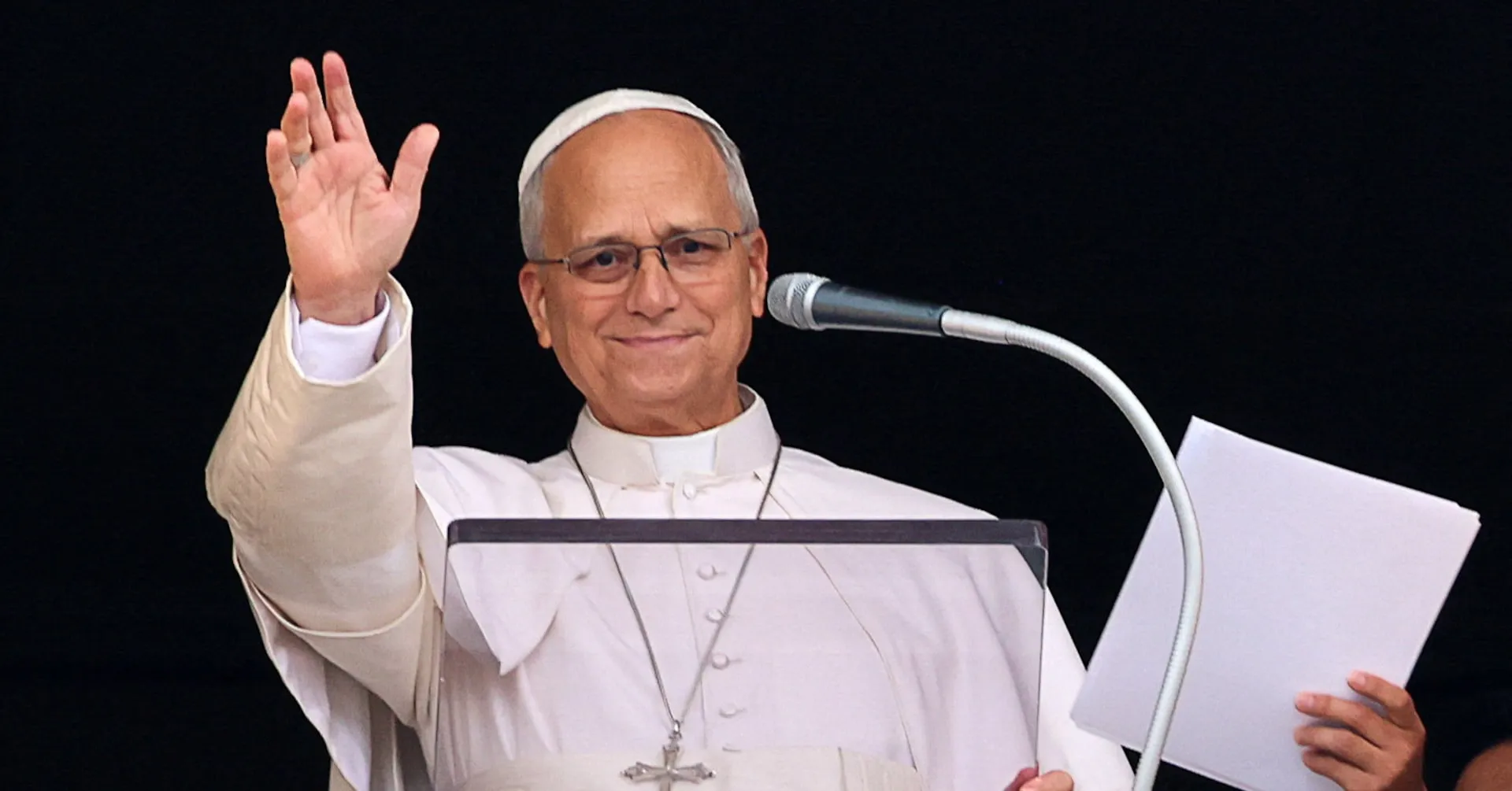 Giáo hoàng Leo XIV xuất hiện tại Điện Tông tòa (Apostolic Palace) ở Vatican ngày 18-10 - Ảnh: REUTERS