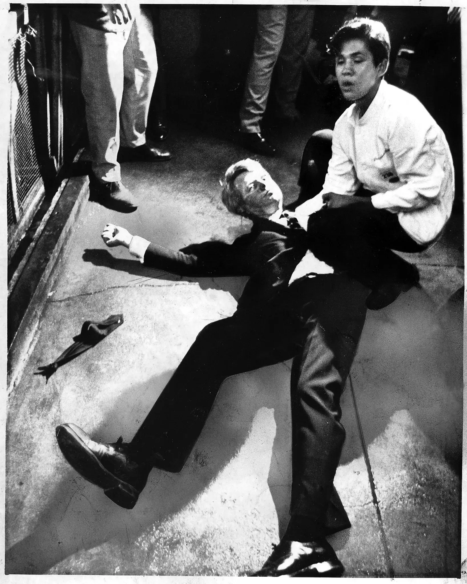 Thượng nghị sĩ, ứng viên Tổng thống Robert F. Kennedy, nằm trên sàn nhà bếp của khách sạn Ambassador tại Los Angeles ngày 5/6/1968 sau khi bị bắn vào đầu.
