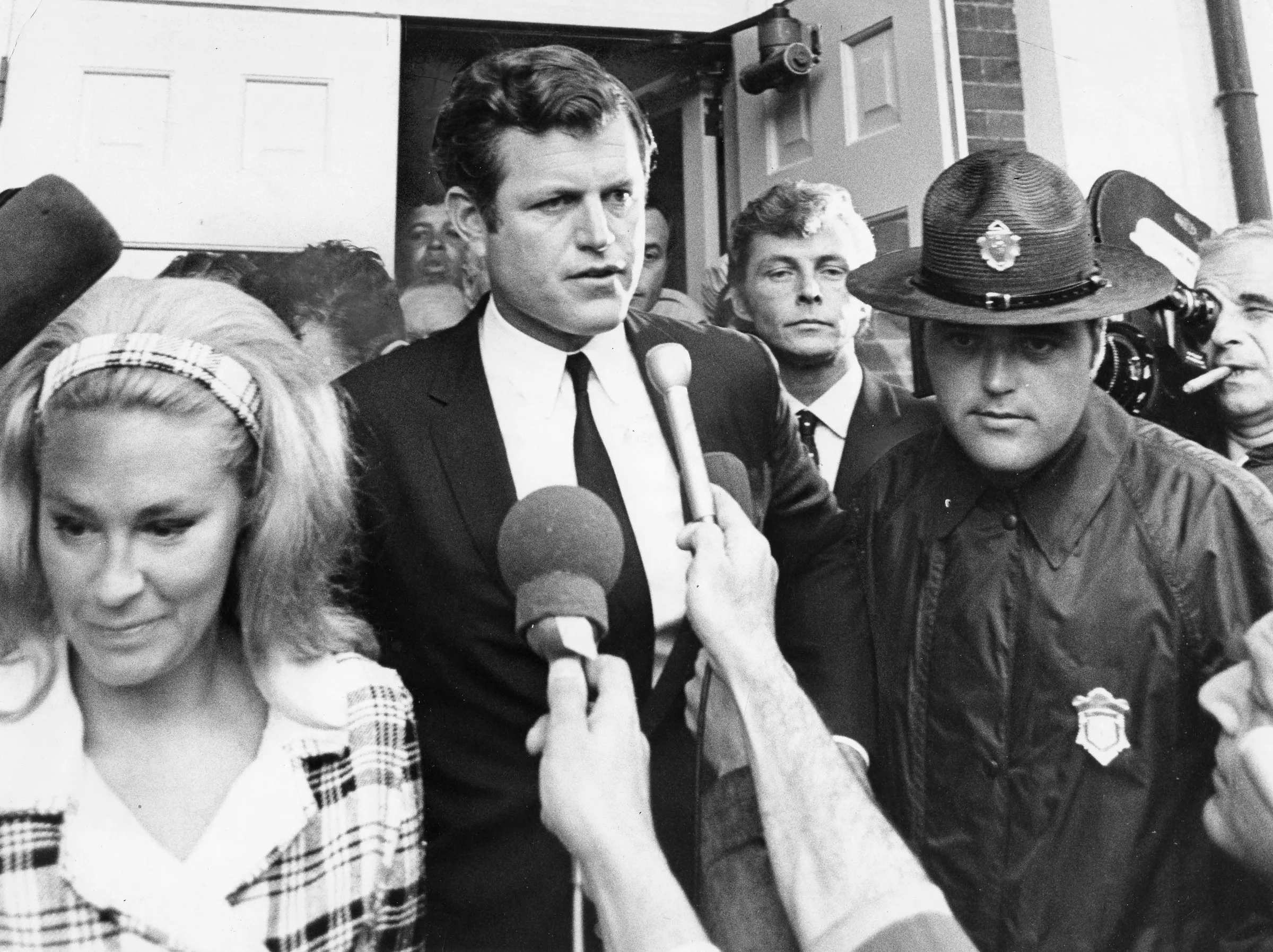 Thượng nghị sĩ Ted Kennedy rời khỏi tòa án ở Edgartown, Massachusetts sau vụ lái xe gây tai nạn năm 1969.