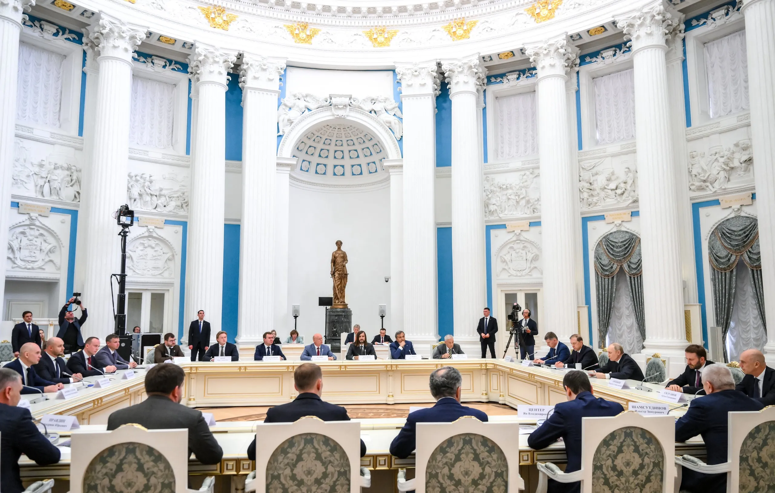 Tổng thống Nga Vladimir Putin gặp gỡ cộng đồng doanh nhân Nga hồi tháng 6-2025 - Ảnh: AFP