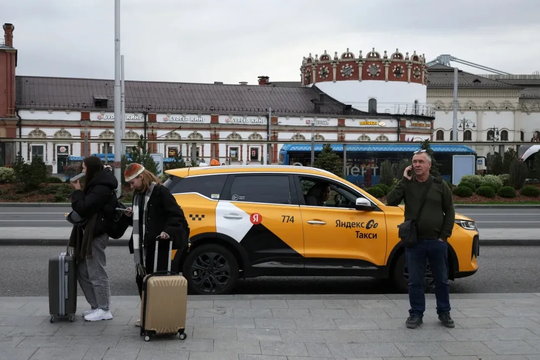 Taxi Yandex tại Matxcơva, Nga hôm 11-10 - Ảnh: REUTERS