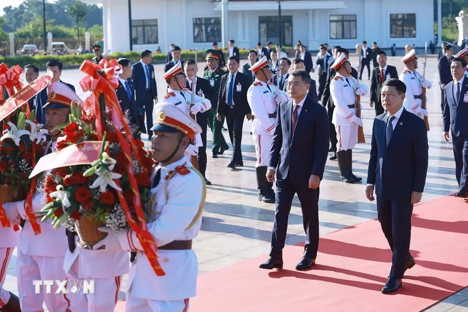 Thủ tướng Lê Minh Hưng và Thủ tướng Lào Saleumxay Kommasith tới Công viên Hữu nghị Lào - Việt Nam - Ảnh: TTXVN