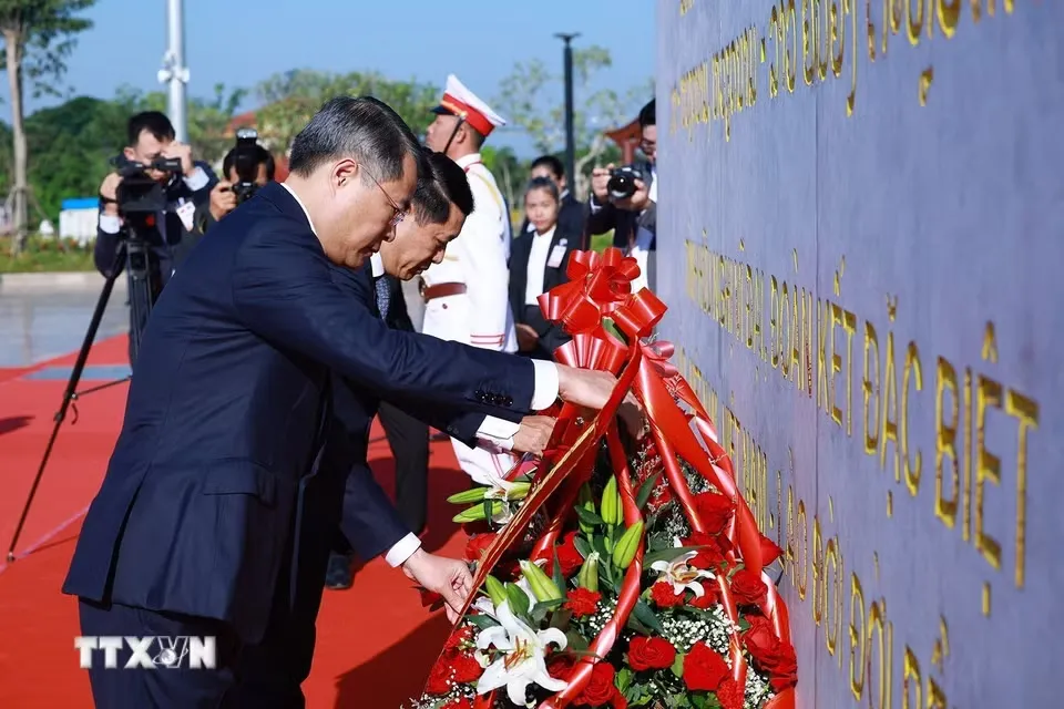 Hai Thủ tướng dâng hoa tại cụm tượng đài Chủ tịch Hồ Chí Minh, Chủ tịch Kaysone Phomvihane, Chủ tịch Souphanuvong trong Công viên Hữu nghị Lào - Việt Nam - Ảnh: TTXVN