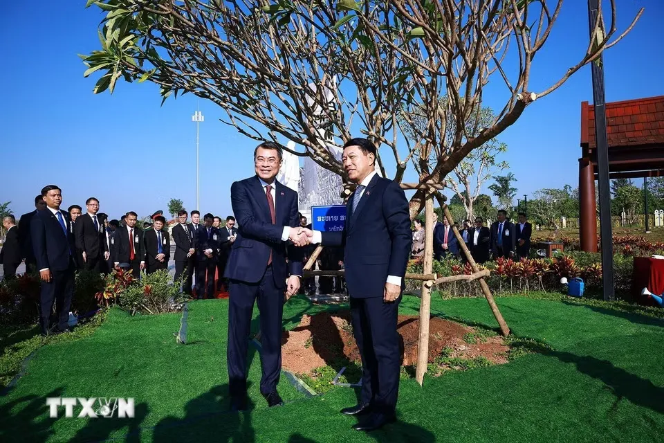 Thủ tướng Lê Minh Hưng và Thủ tướng Lào Saleumxay Kommasith trồng cây lưu niệm tại Công viên Hữu nghị Lào - Việt Nam - Ảnh: TTXVN