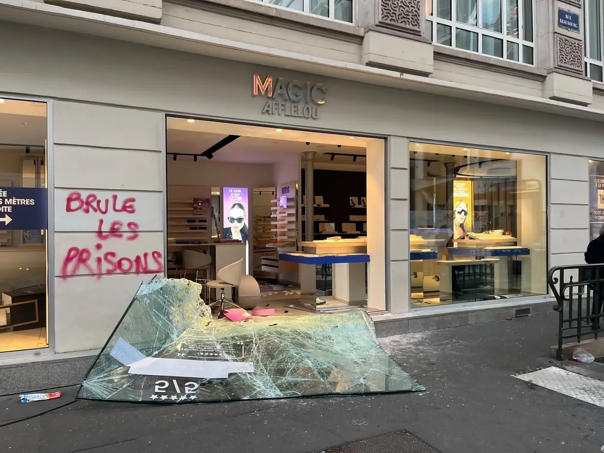 Cảnh tan hoang tại một cửa hàng kính mắt ở Paris hôm 19/10.
