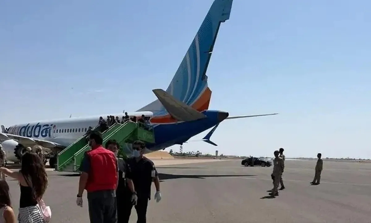 Hành khách rời khỏi chiếc Boeing 737 MAX của hãng hàng không flydubai sau khi hạ cánh khẩn cấp xuống sân bay Tabuk ở Arab Saudi ngày 30/9.