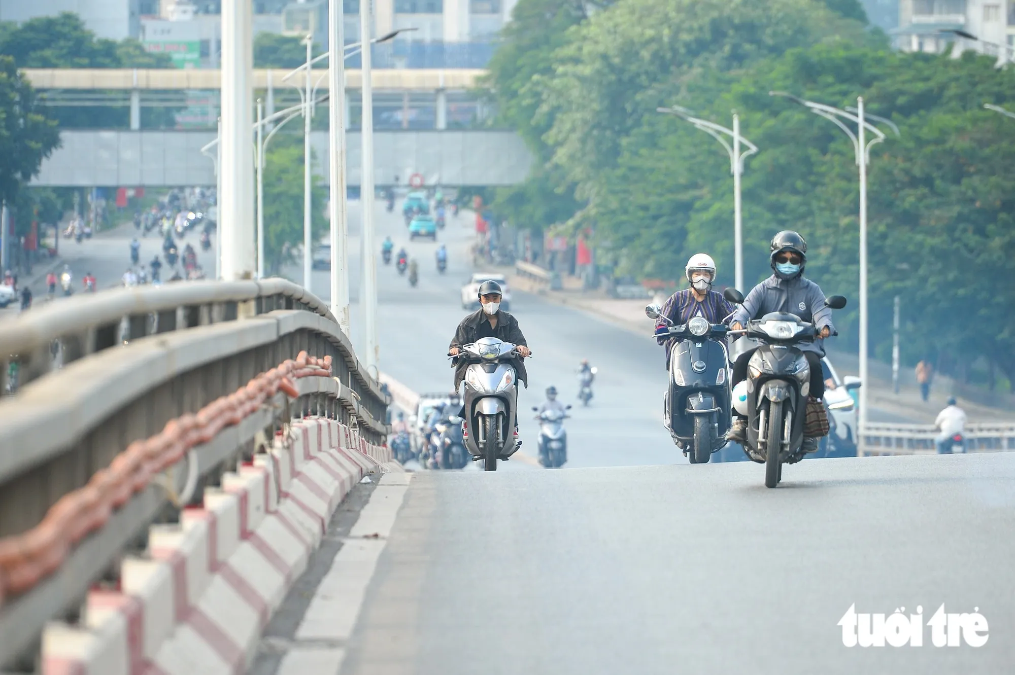 Để chất lượng không khí tốt hơn vẫn cần sự nỗ lực từ nhiều phía, trong đó cần vệ sinh sạch mặt đường - Ảnh: PHÚC TÀI