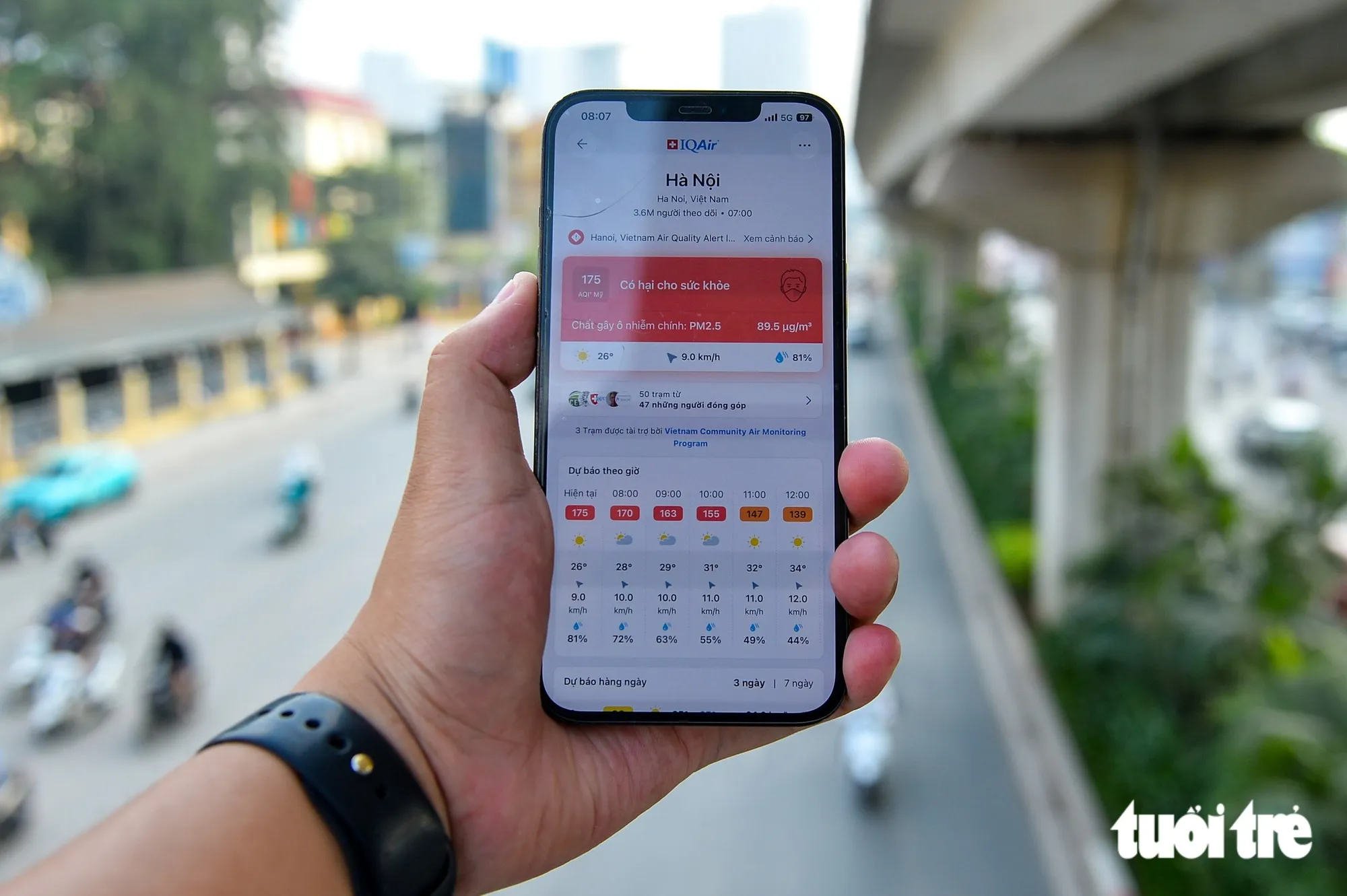 Khoảng 8h sáng 15-10, ứng dụng theo dõi chất lượng không khí IQAir báo chất lượng không khí Hà Nội ở mức đỏ, ngưỡng có hại cho sức khỏe - Ảnh: PHÚC TÀI
