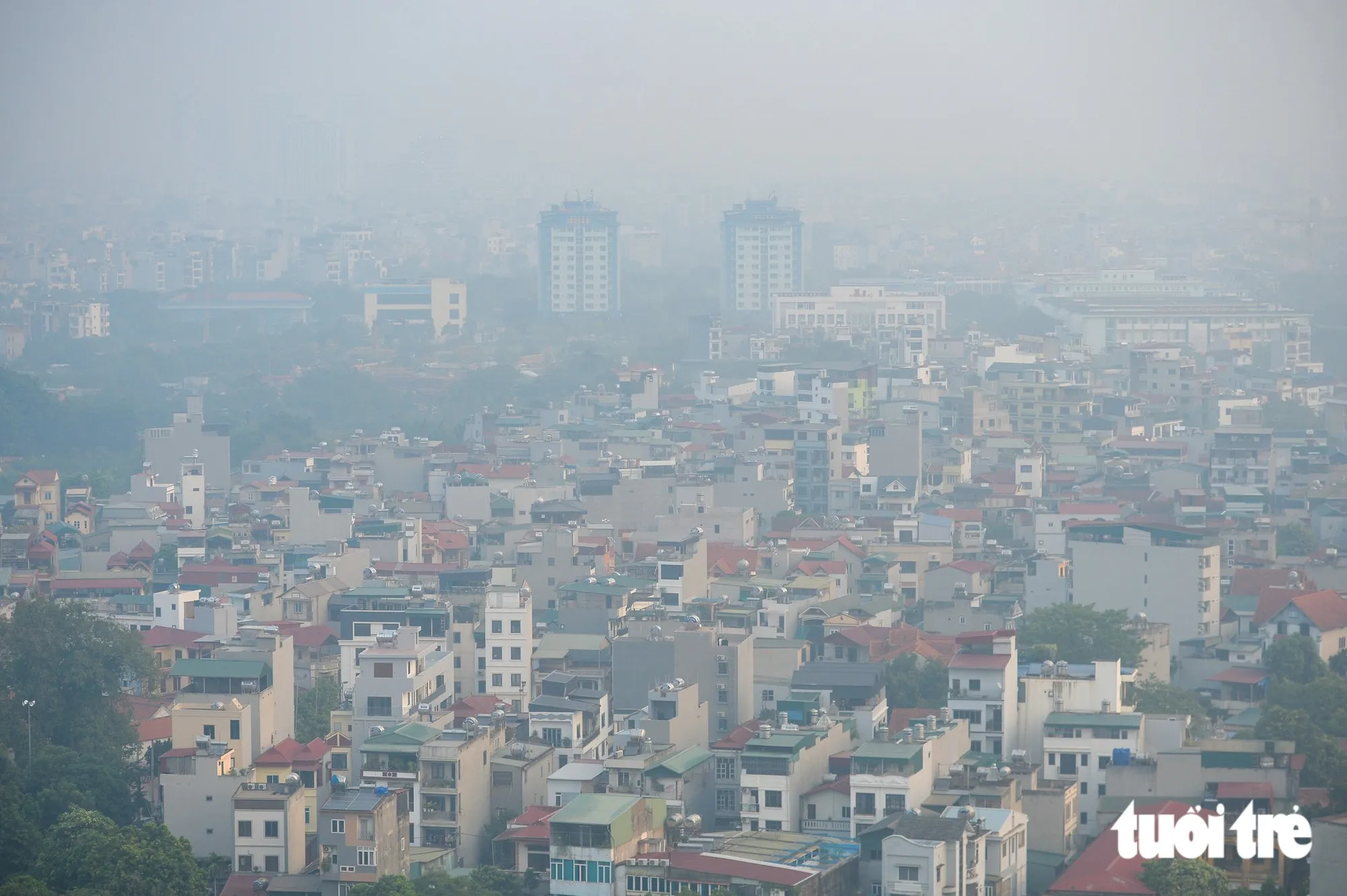 Nhìn từ trên cao, lớp bụi mù phủ lên khu dân cư của Hà Nội - Ảnh: PHÚC TÀI