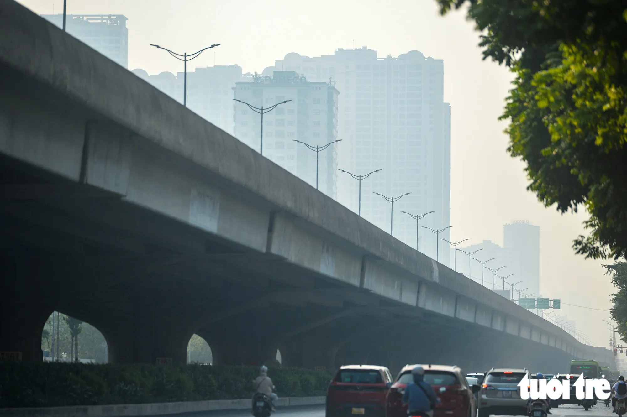 Trên đường Phạm Hùng (Vành đai 3) bao phủ một lớp bụi mờ - Ảnh: PHÚC TÀI
