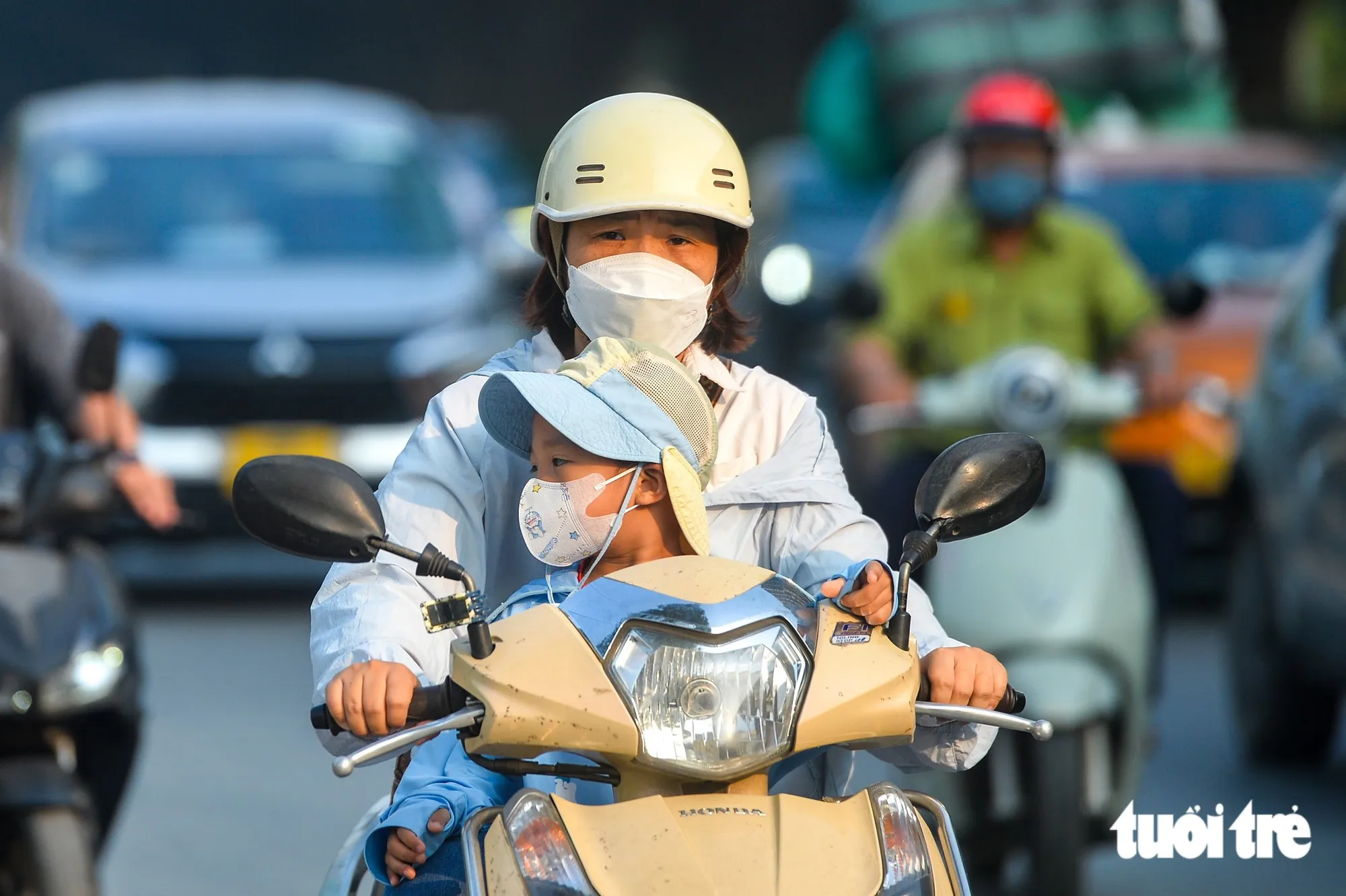 Để bảo vệ sức khỏe trong ngày chỉ số không khí ở ngưỡng có hại cho sức khỏe, trẻ em ra đường được khuyến cáo đeo khẩu trang - Ảnh: PHÚC TÀI