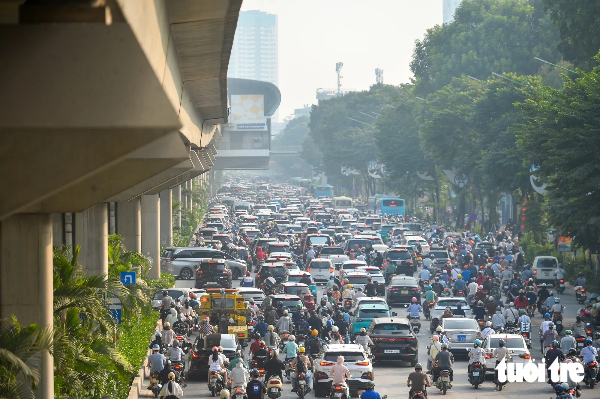 Đến khoảng gần 8h, lượng xe cộ trên đường Nguyễn Trãi vẫn tăng cao, tầm nhìn bị bao phủ bởi một lớp bụi mờ - Ảnh: PHÚC TÀI