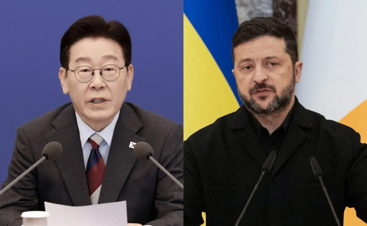 Tổng thống Hàn Quốc Lee Jae Myung (trái) và Tổng thống Ukraine Volodymyr Zelensky - Ảnh: AFP
