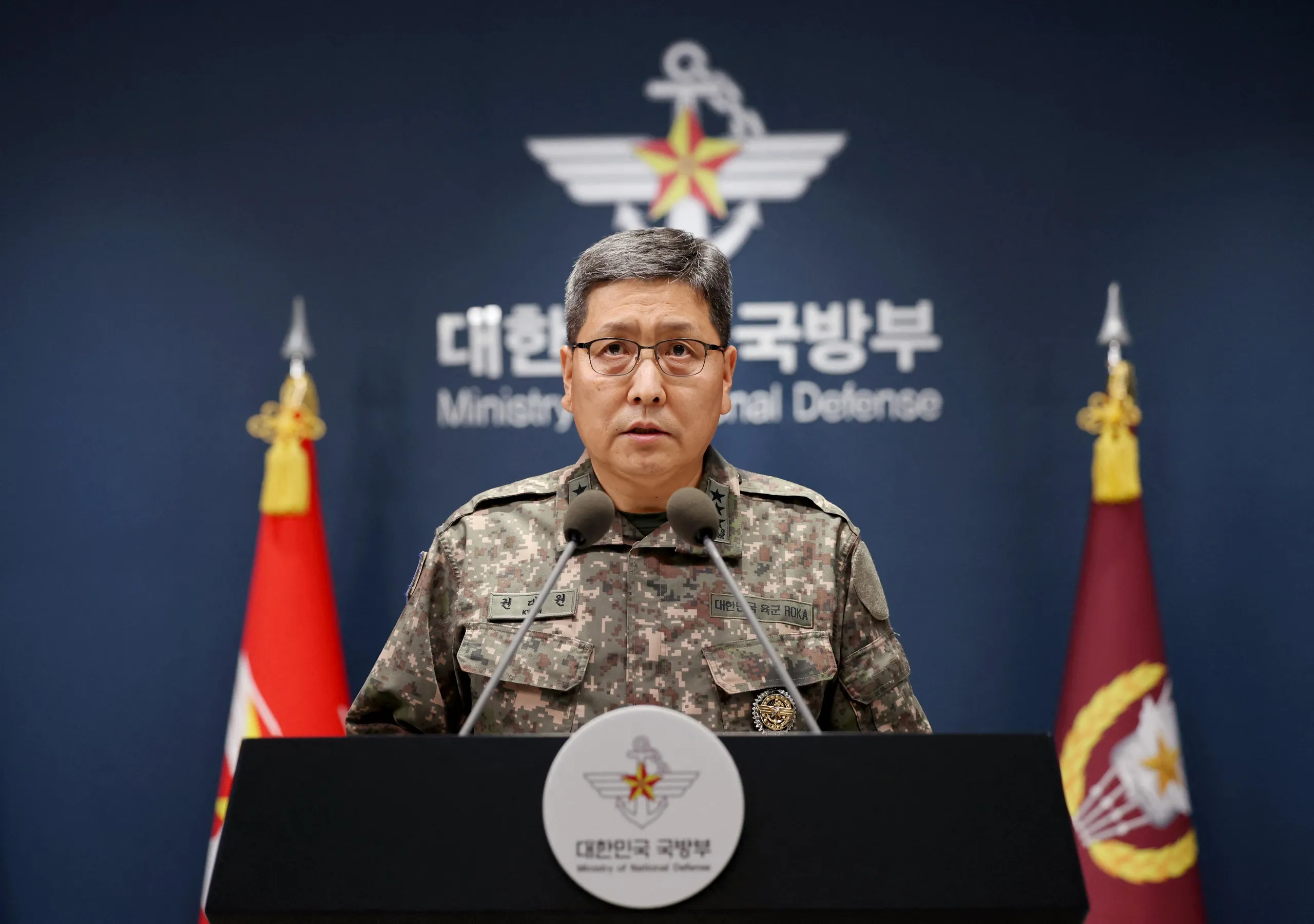 Ông Kwon Dae Won, Phó chủ tịch Hội đồng Tham mưu trưởng Liên quân Hàn Quốc, công bố kết quả điều tra vụ nổ mìn tại DMZ ở Seoul ngày 5-10 - Ảnh: AFP
