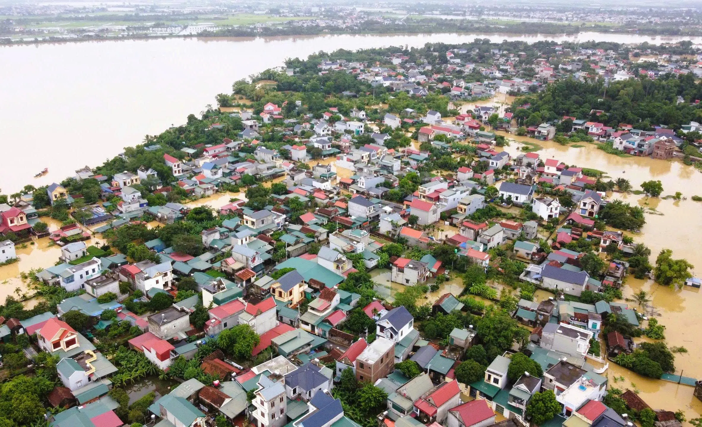 Hàng ngàn hộ dân ở ngoài đê sông Mã, phường Hàm Rồng, tỉnh Thanh Hóa ngập sâu trong nước lũ - Ảnh: TUẤN MINH