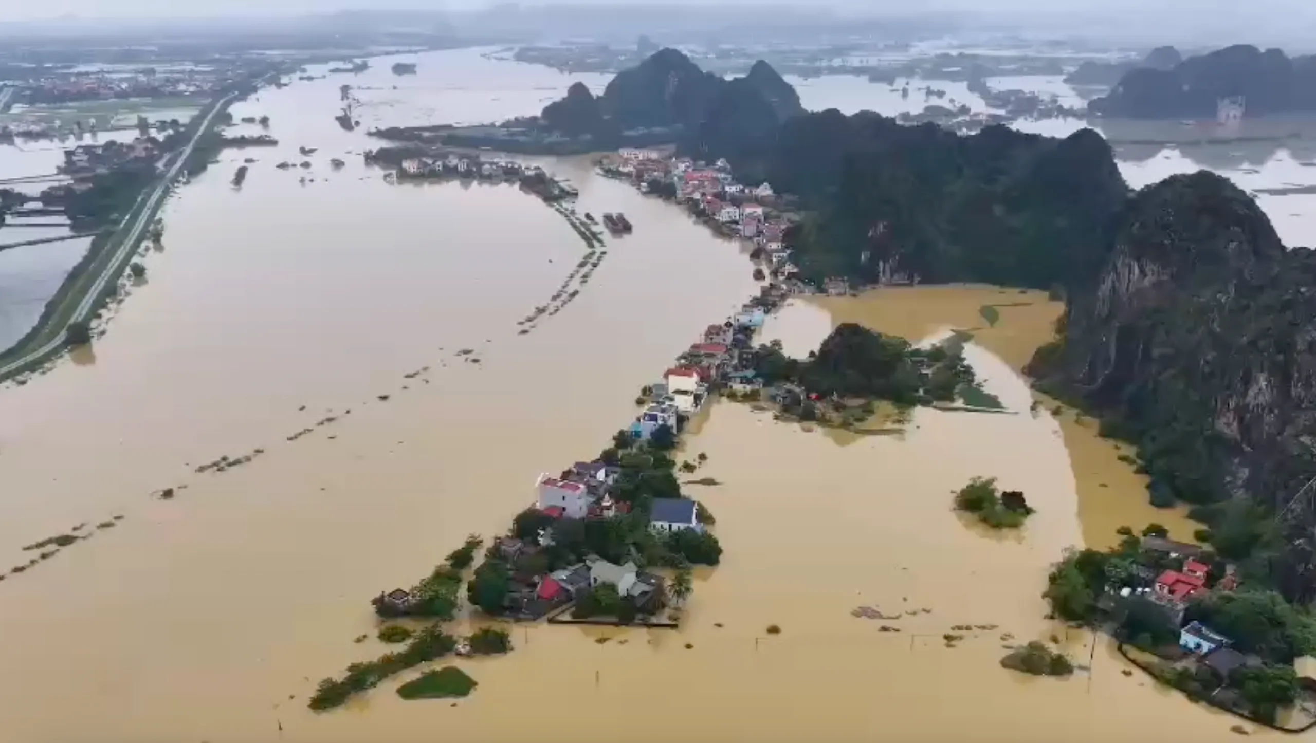 Lũ lớn trên sông Hoàng Long (Ninh Bình) gây ngập khu dân cư ở ven sông (ảnh chụp ngày 17-9) - Ảnh: ANH ĐẠT