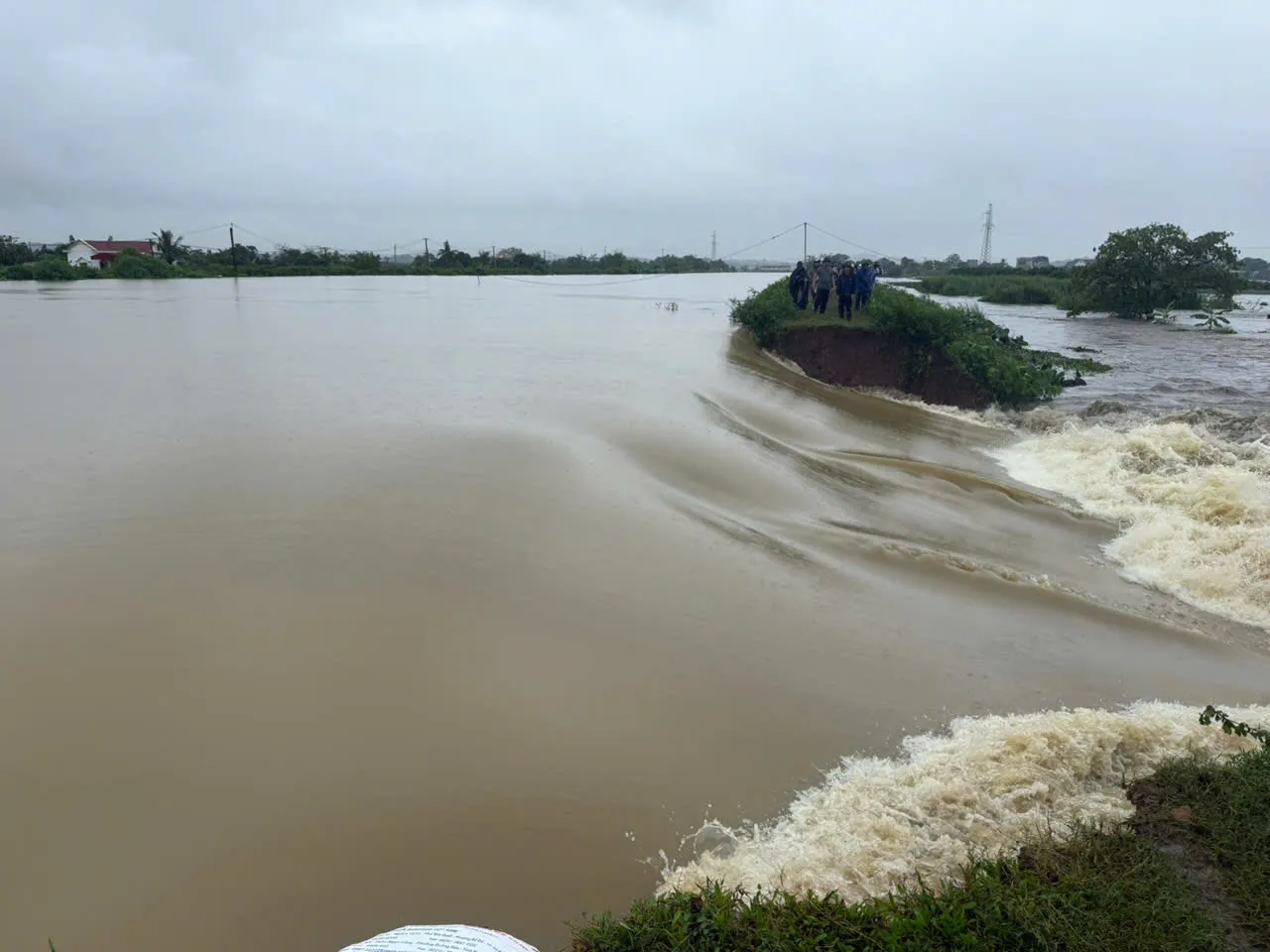 Vỡ kênh ở xã Tống Sơn, tỉnh Thanh Hóa - Ảnh: CTV