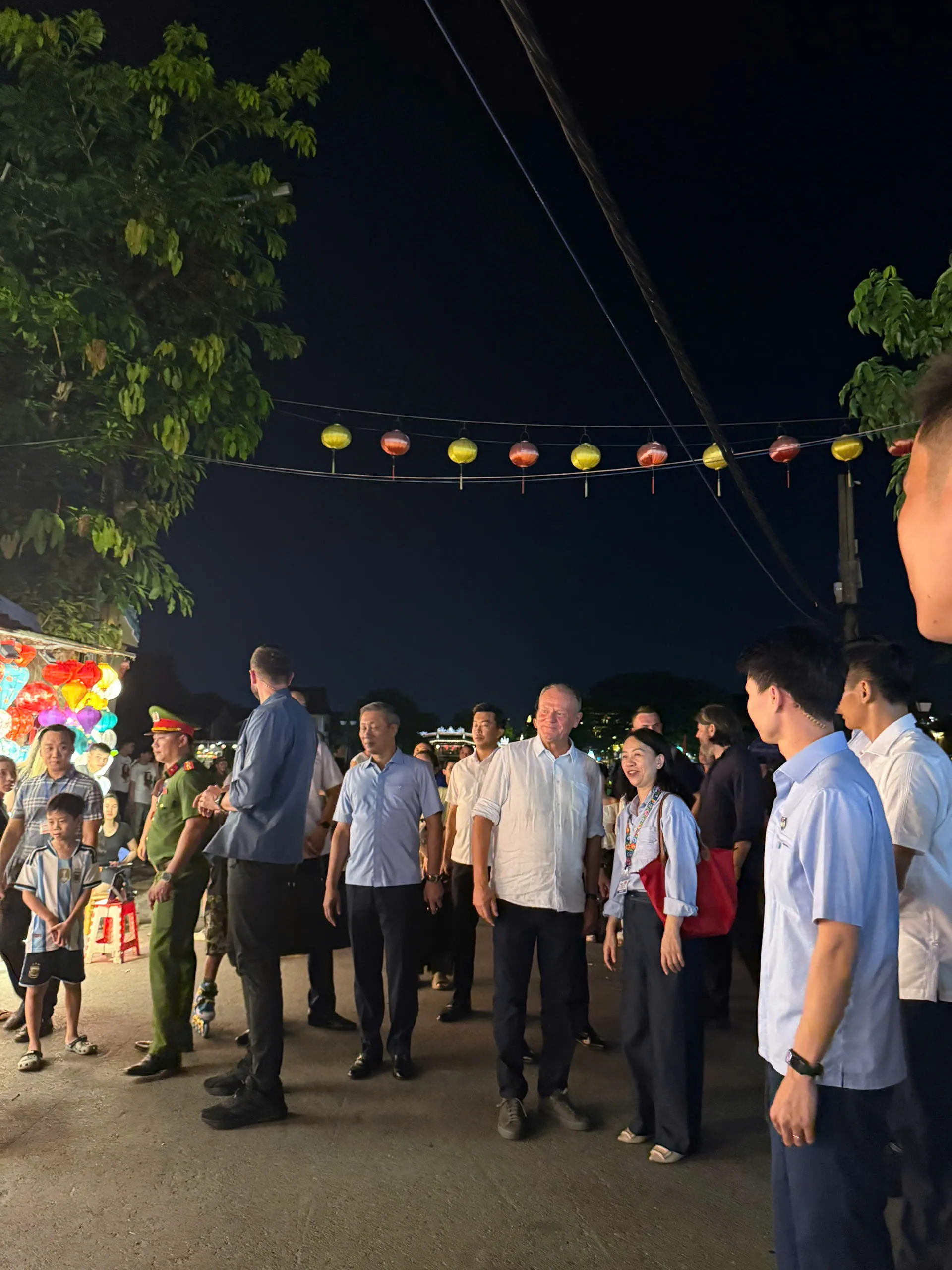 Thủ tướng Ba Lan chụp hình với một du khách trên đường phố Hội An - Ảnh: KHẢI ĐĂNG