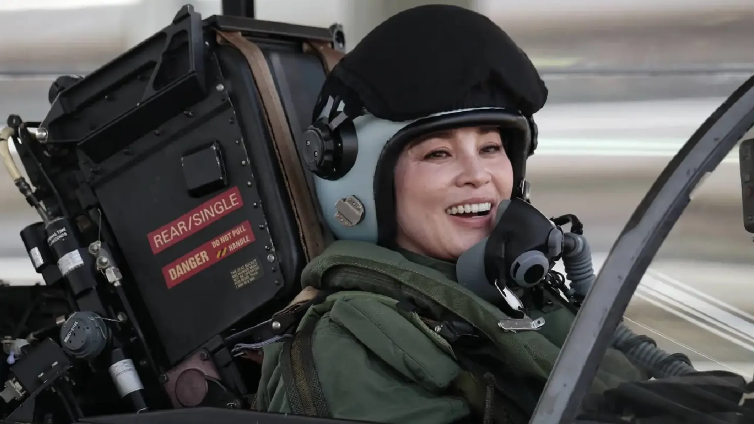 Hoàng hậu Thái Lan Suthida lần đầu tự lái tiêm kích Gripen ngày 8-10, dưới sự chứng kiến của Nhà vua Maha Vajiralongkorn - Ảnh: THE NATION