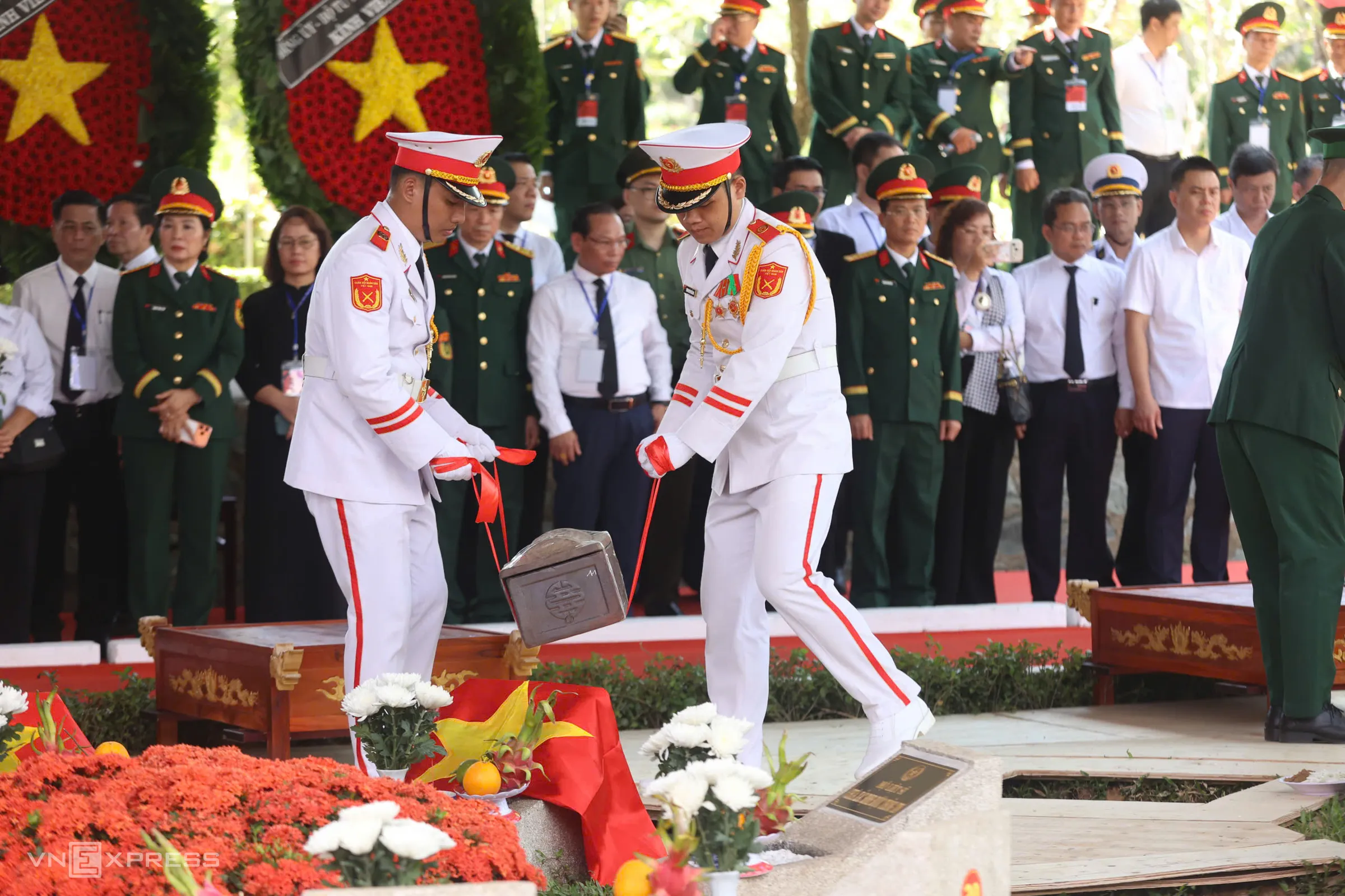Quân nhân hạ huyệt tiểu quách đặt hài cốt liệt sĩ xuống lòng đất tại Nghĩa trang liệt sĩ TP HCM.