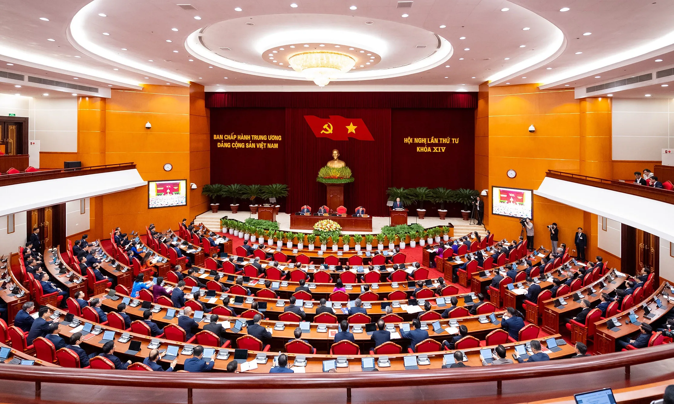 Đại biểu dự phiên khai mạc Hội nghị Trung ương 4 khóa 14, sáng 5/10.