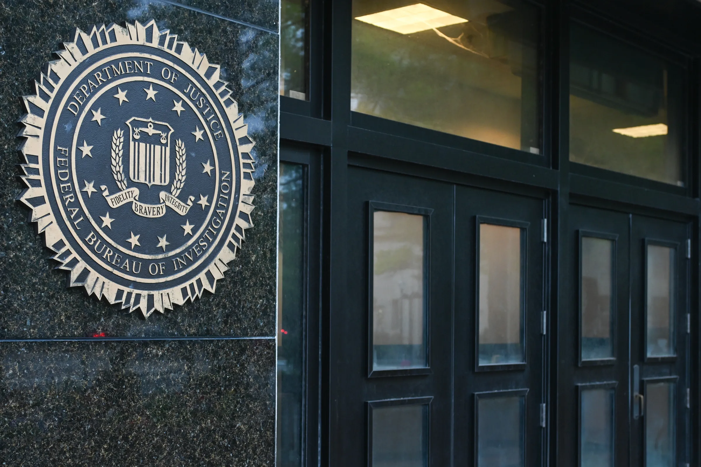 Biểu tượng FBI tại lối vào trụ sở ở thủ đô Washington, Mỹ, hồi tháng 5/2025.