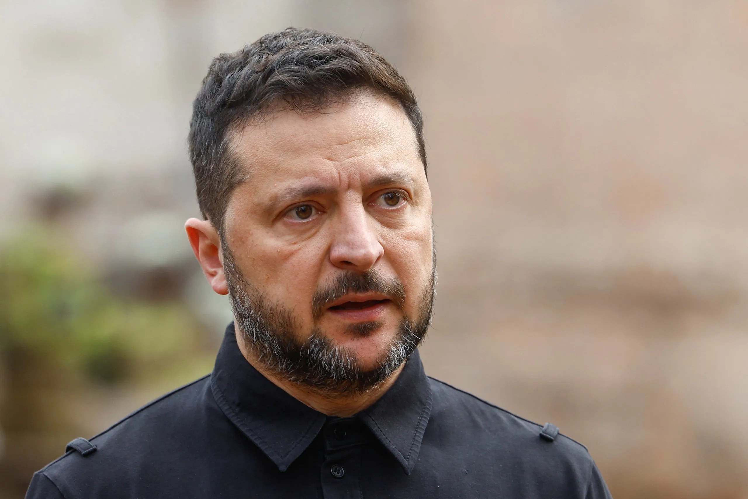 Tổng thống Ukraine Volodymyr Zelensky phát biểu trước báo giới khi thăm một tòa chung cư tại thành phố Pryluky, nơi 22 cư dân thiệt mạng trong cuộc tấn công bằng tên lửa của Nga. Ảnh chụp tại vùng Chernihiv, Ukraine ngày 8-10-2026 - Ảnh: REUTERS