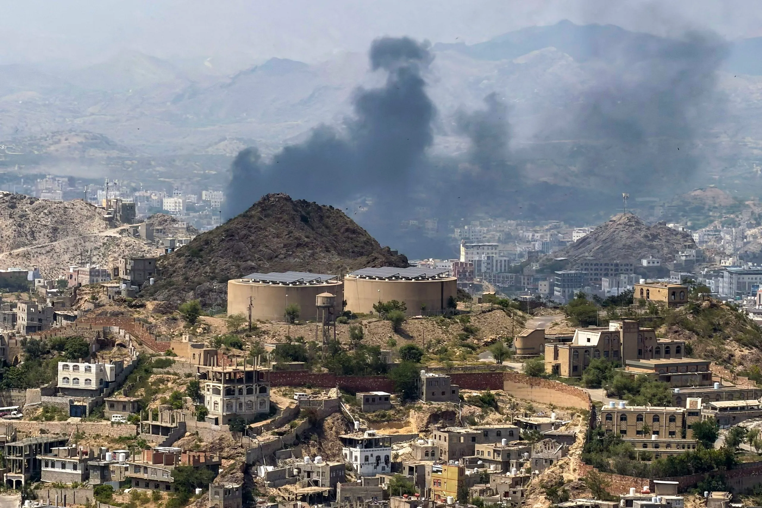 Khói bốc lên sau cuộc giao tranh giữa liên minh do Saudi Arabia dẫn đầu và Houthi tại Taiz, Yemen ngày 21-10 - Ảnh: AFP