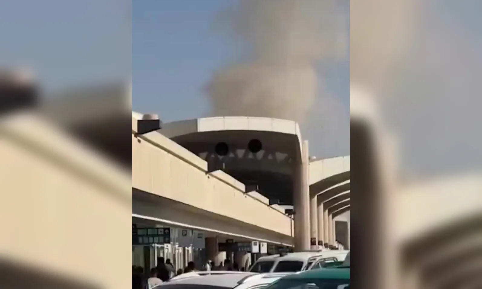Khói bốc lên từ sân bay King Khalid, Riyadh, Arab Saudi ngày 10/10.